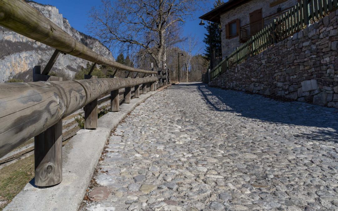 Kopfsteinpflaster in San Lorenzo in Banale (Trient)